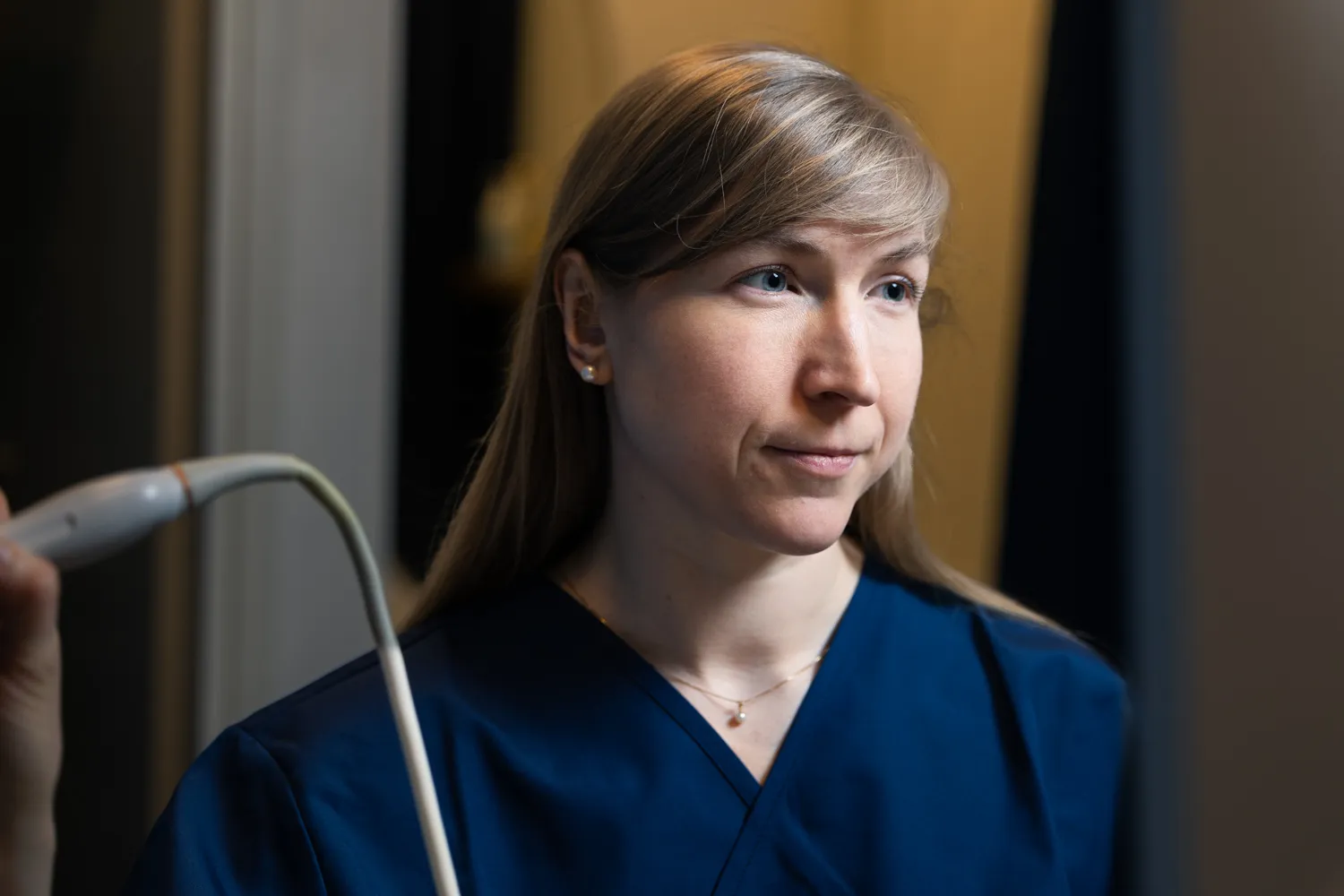 Radiologian erikoislääkäri Kirsti Lammert ultraäänianturin kanssa