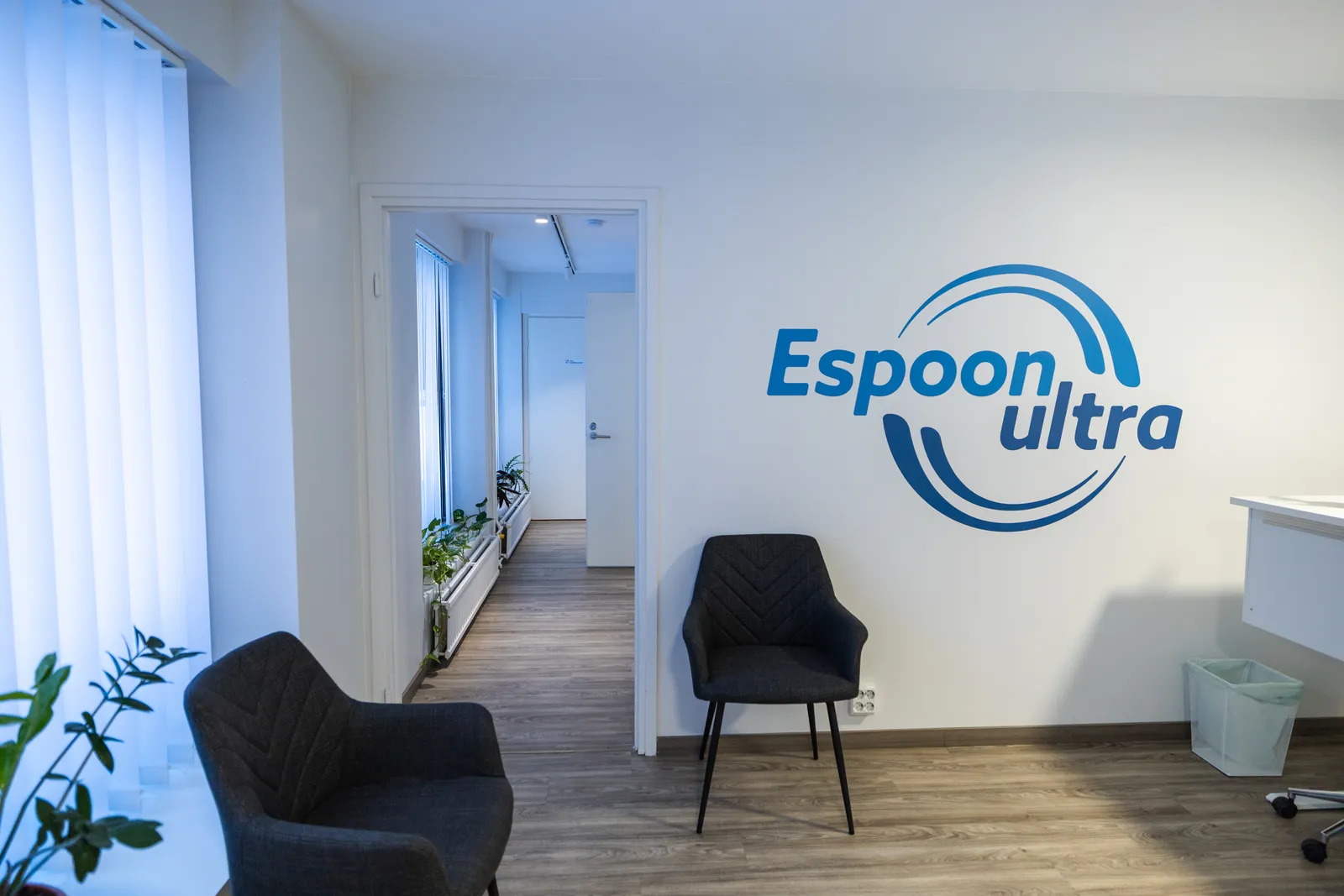 Espoon Ultran odotustila ja logo seinällä